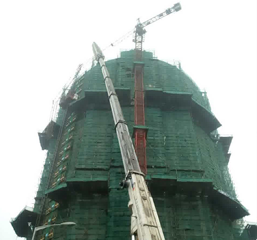 栾川吊车在工地上作业